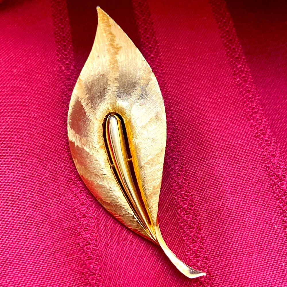 Vintage JJ Gold Toned Leaf Broach
